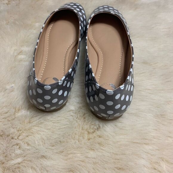 Journee Collection Kavn Gray & White Polka Dot Flats size 6 - Picture 4 of 7